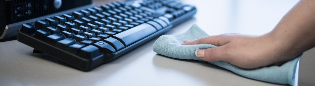 Schoonmaker maakt schoon met microvezeldoek.