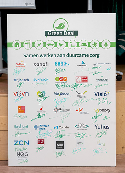 bord met handtekeningen ondertekening green deal 3.0