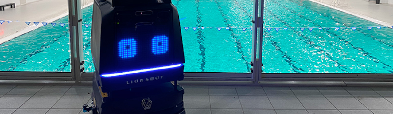 robot de nettoyage devant une piscine