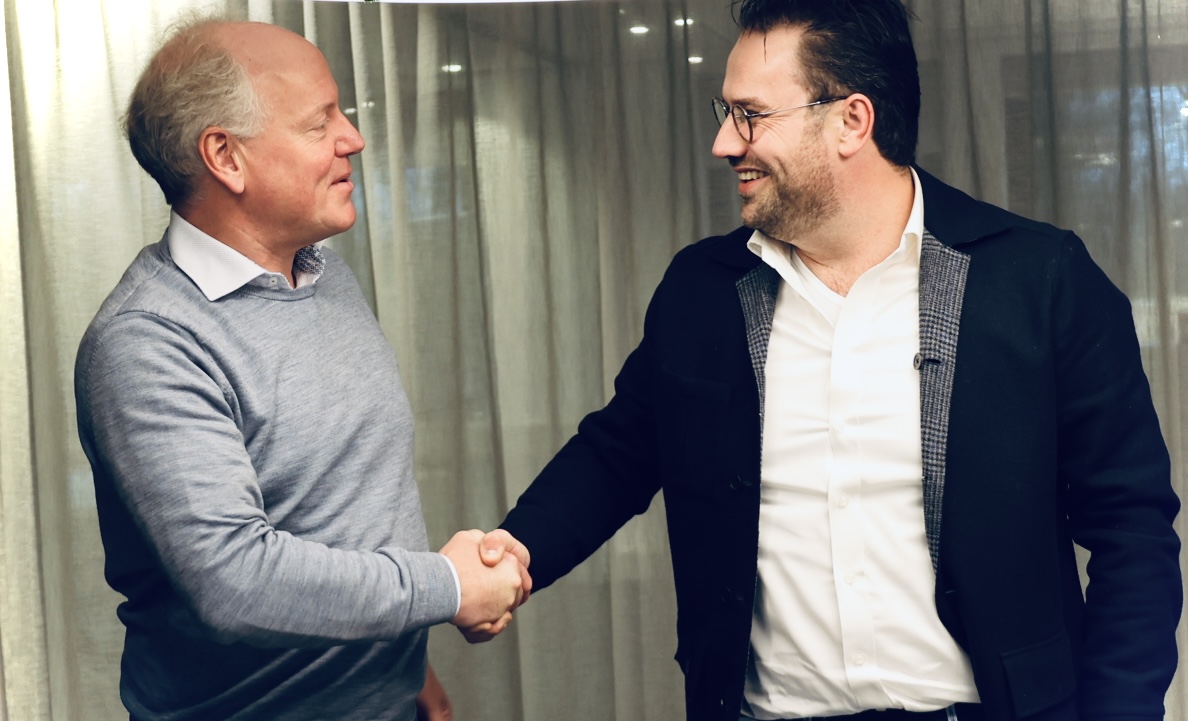 Twee mannen schudden elkaar de hand